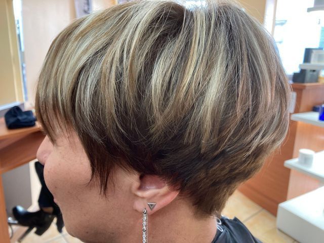 Coupe courte au bol avec mèches blondes sur cheveux châtains