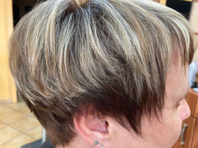 Cheveux châtains avec mèches blondes, coupe courte au bol