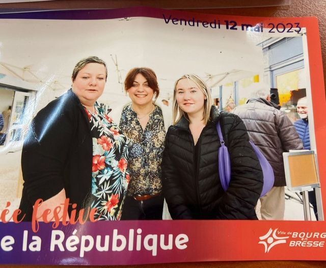 3 femmes sur une photo souvenir du vendredi 12 mai 2023
