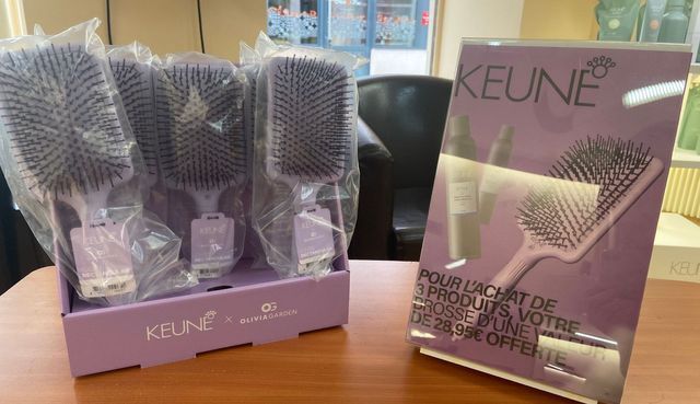 Brosses à cheveux Keune et brochure promotionnelle