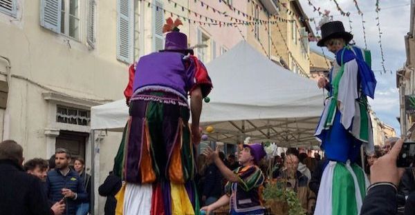 Échassiers costumés qui déambulent dans la rue