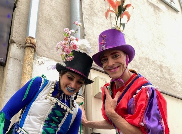 2 personnes maquillées et déguisées avec costumes du Moyen-Â très colorés