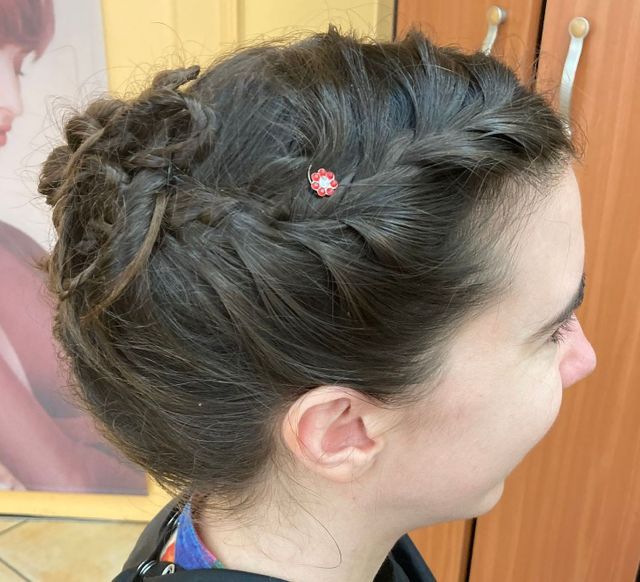Chignon tressé avec bijou en forme de fleur