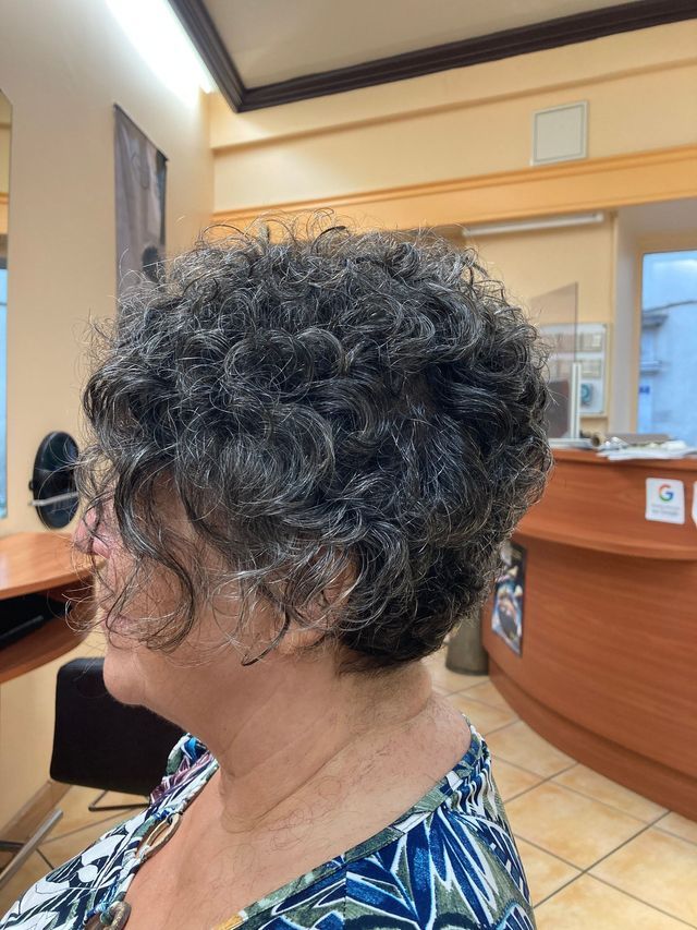 Cheveux courts et bouclés poivre et sel