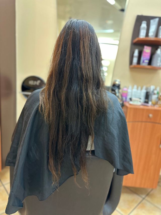 Femme avec chevelure abîmée en blouse de salon de coiffure