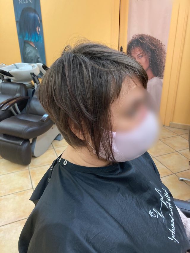 Coupe courte sur cheveux châtains