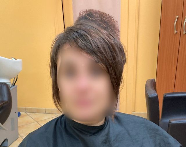 Coupe courte et visage flouté