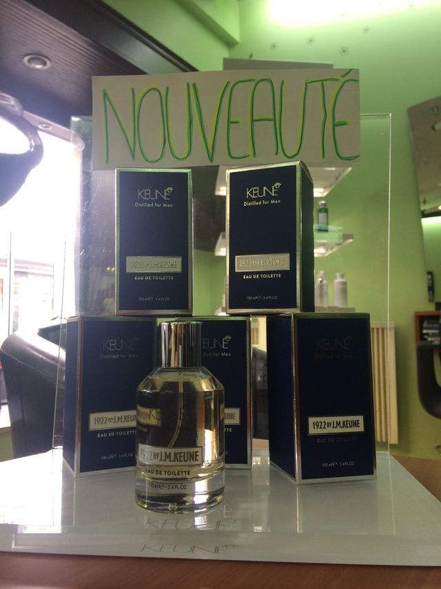 Boîtes de parfum empilées de la marque J.M Keune