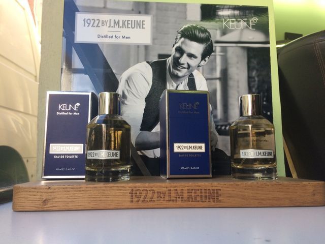 Présentoir publicitaire pour un parfum de la marque Keune