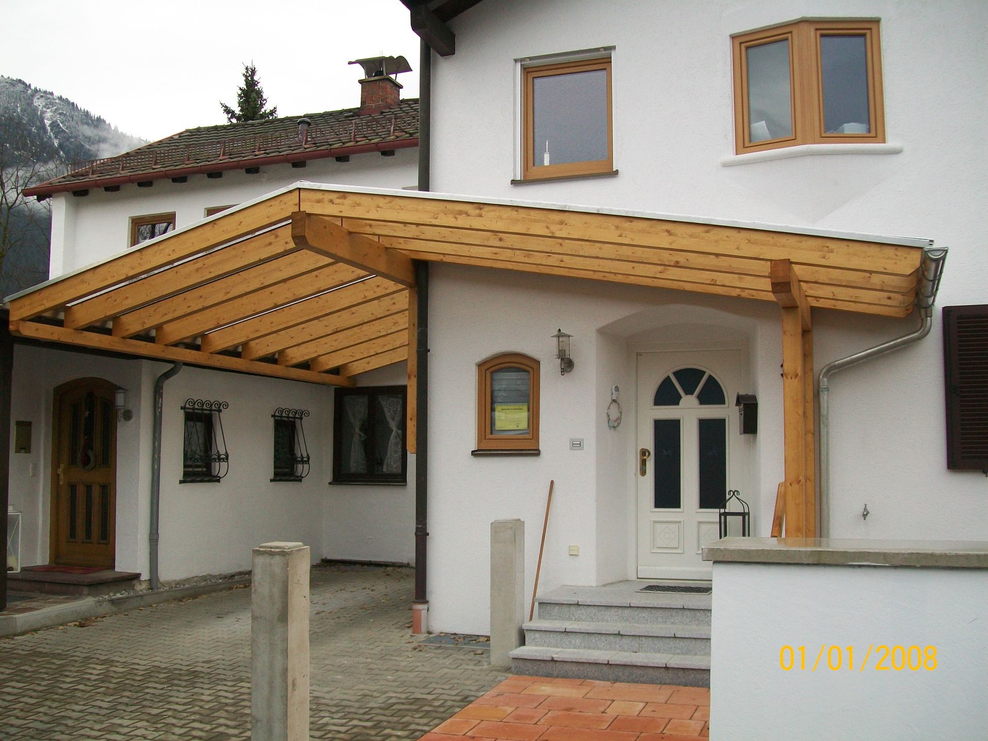 Wintergarten mit vielen Glastüren und einer Holzdecke