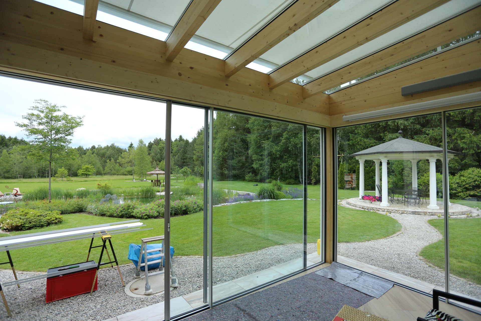 ein Raum mit vielen Glastüren und einer Holzdecke