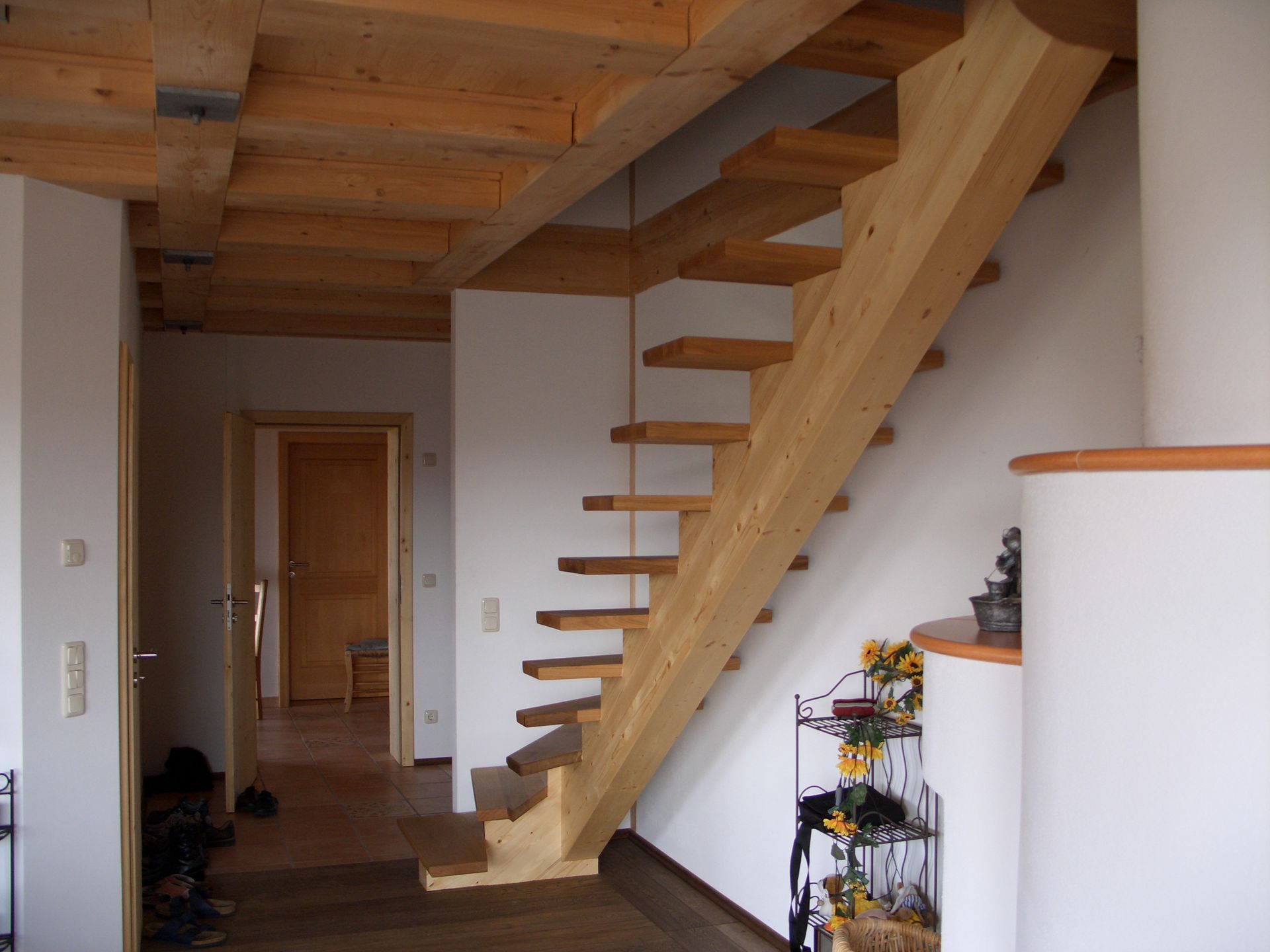 eine Holztreppe führt zum zweiten Stock eines Hauses