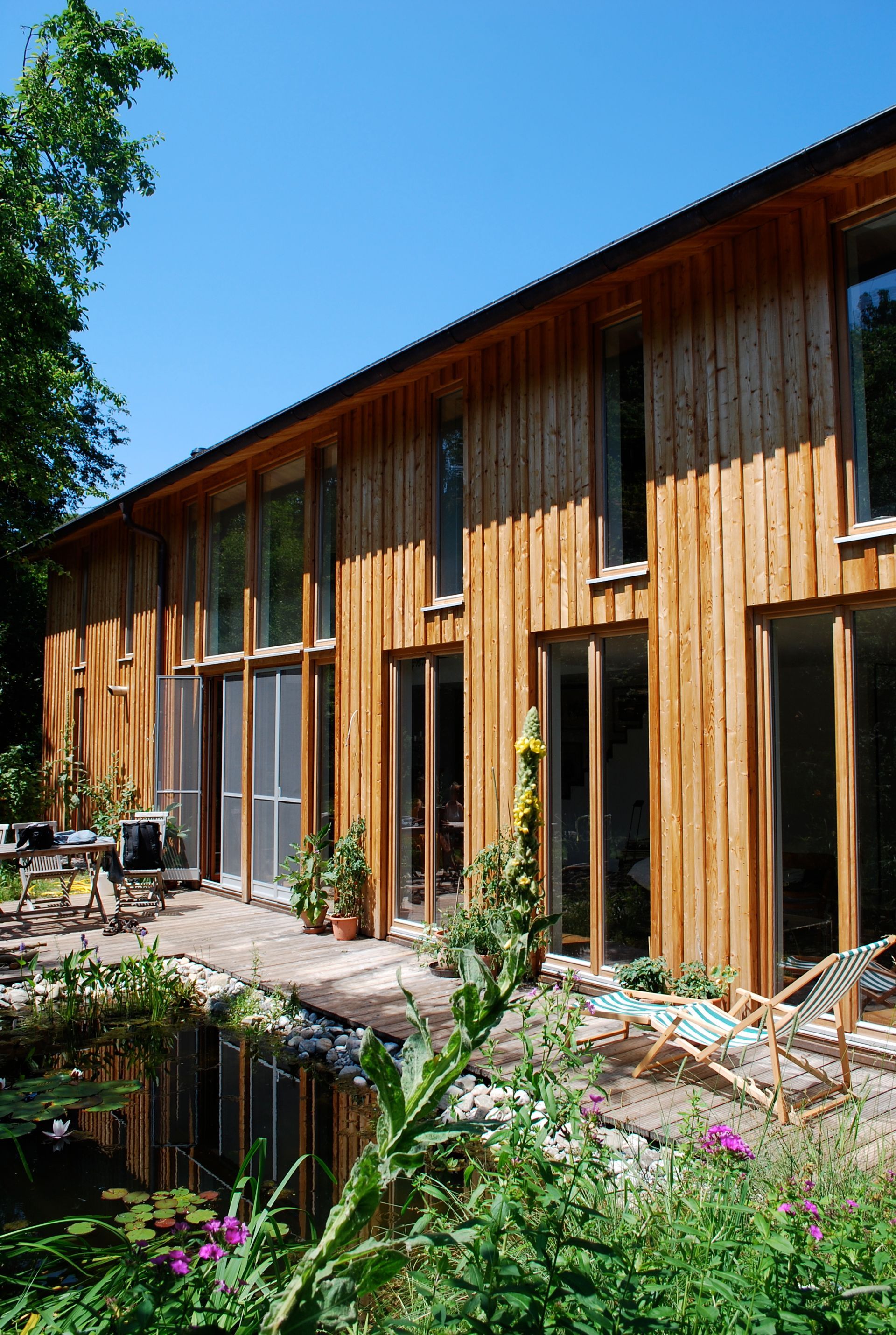 Holzhaus an einem Teich