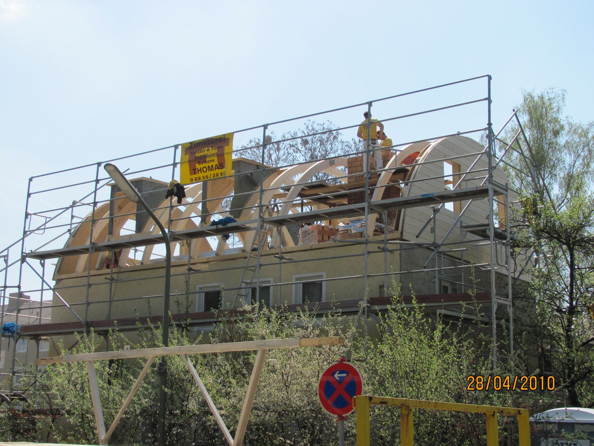 ein Mann steht auf einem Gerüst über einem Gebäude