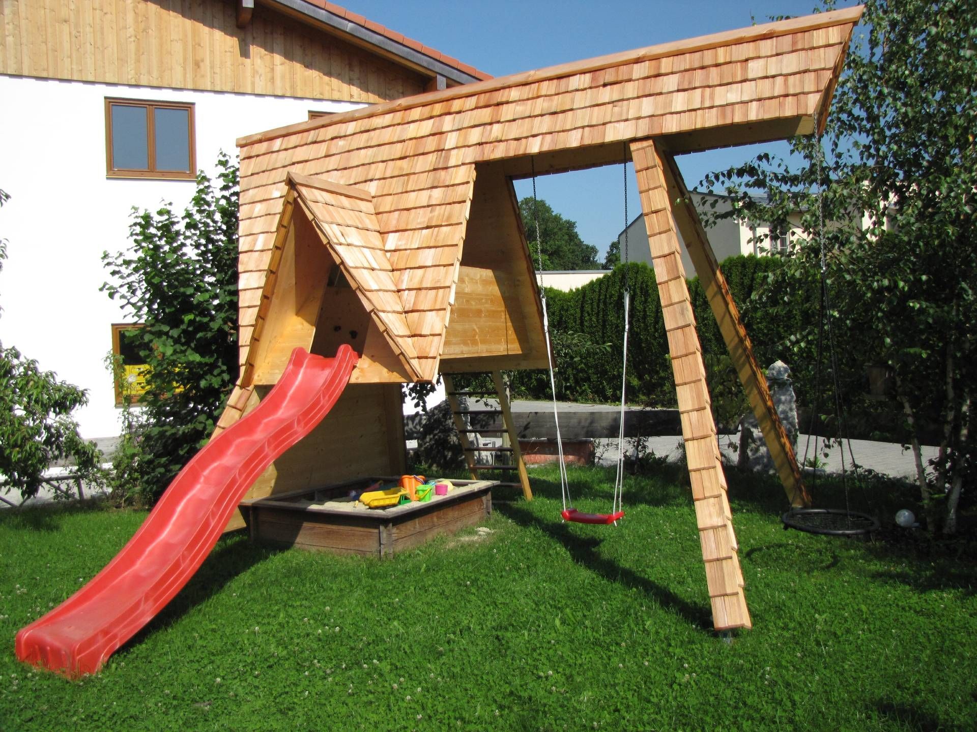 ein Kinderspielplatz mit einer Rutsche und Schaukel