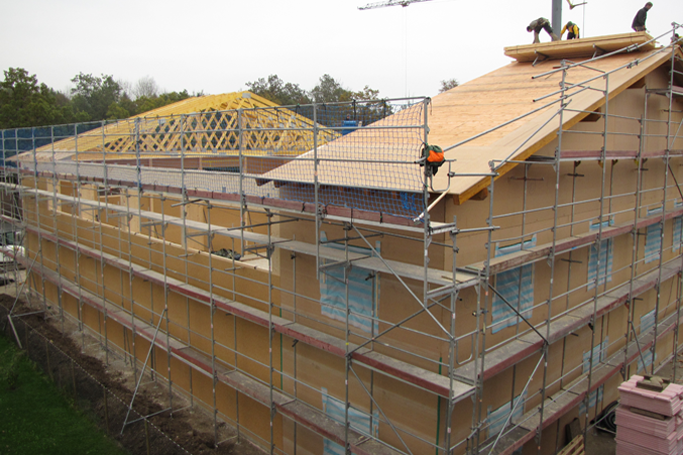 ein großes Gebäude, das mit Gerüst umgeben ist