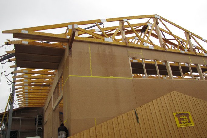 ein Gebäude, das mit Holzrahmen gebaut wird