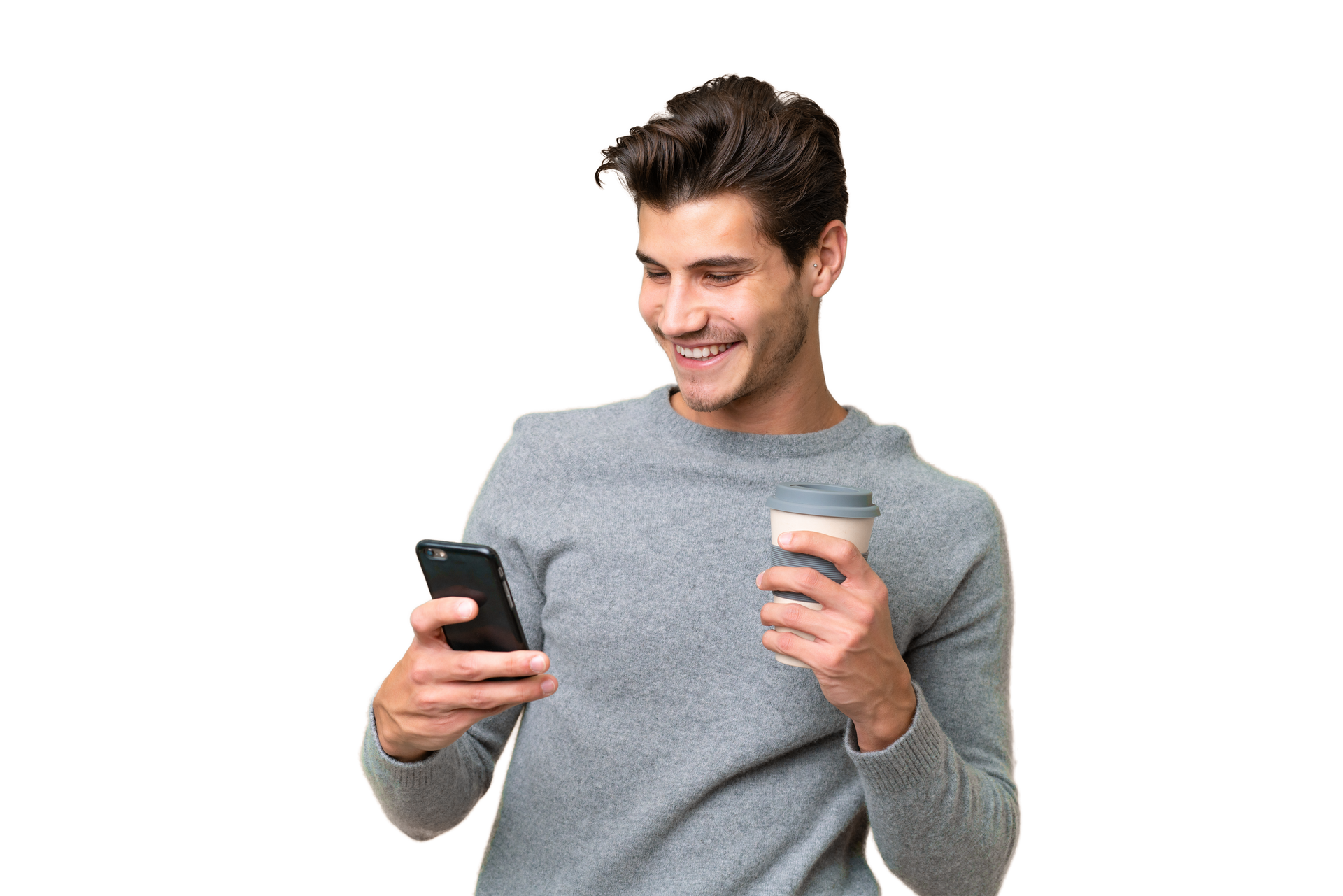 Un homme en tee-shirt de couleur grise tient son téléphone portable