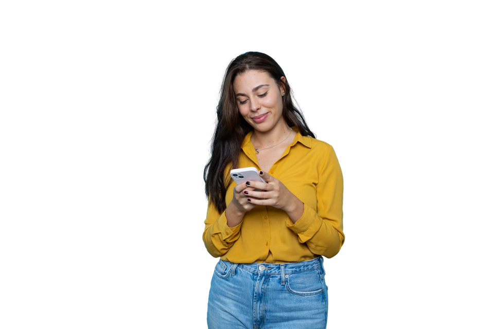Une jeune femme tient dans les mains son téléphone