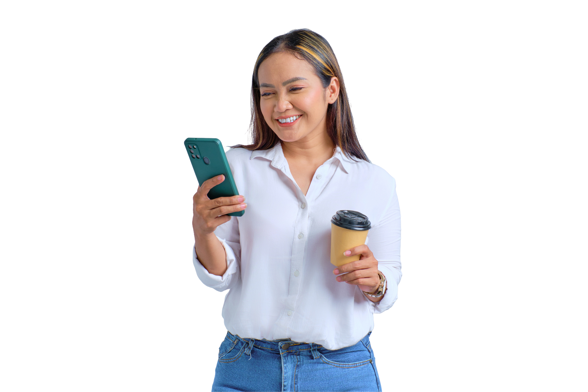 Une femme tient son téléphone portable et son mug