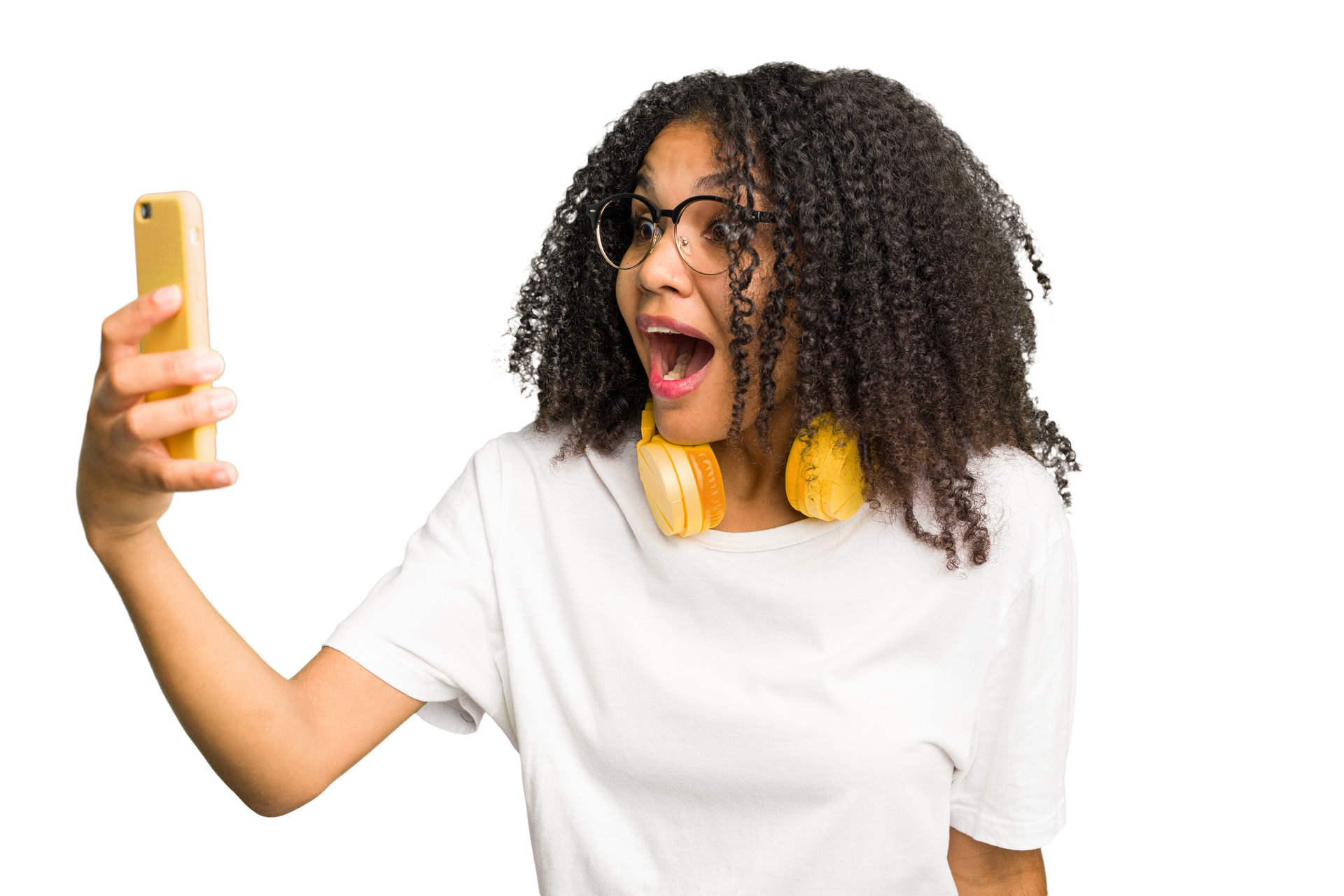 Une dame ayant la bouche ouverte tient son téléphone