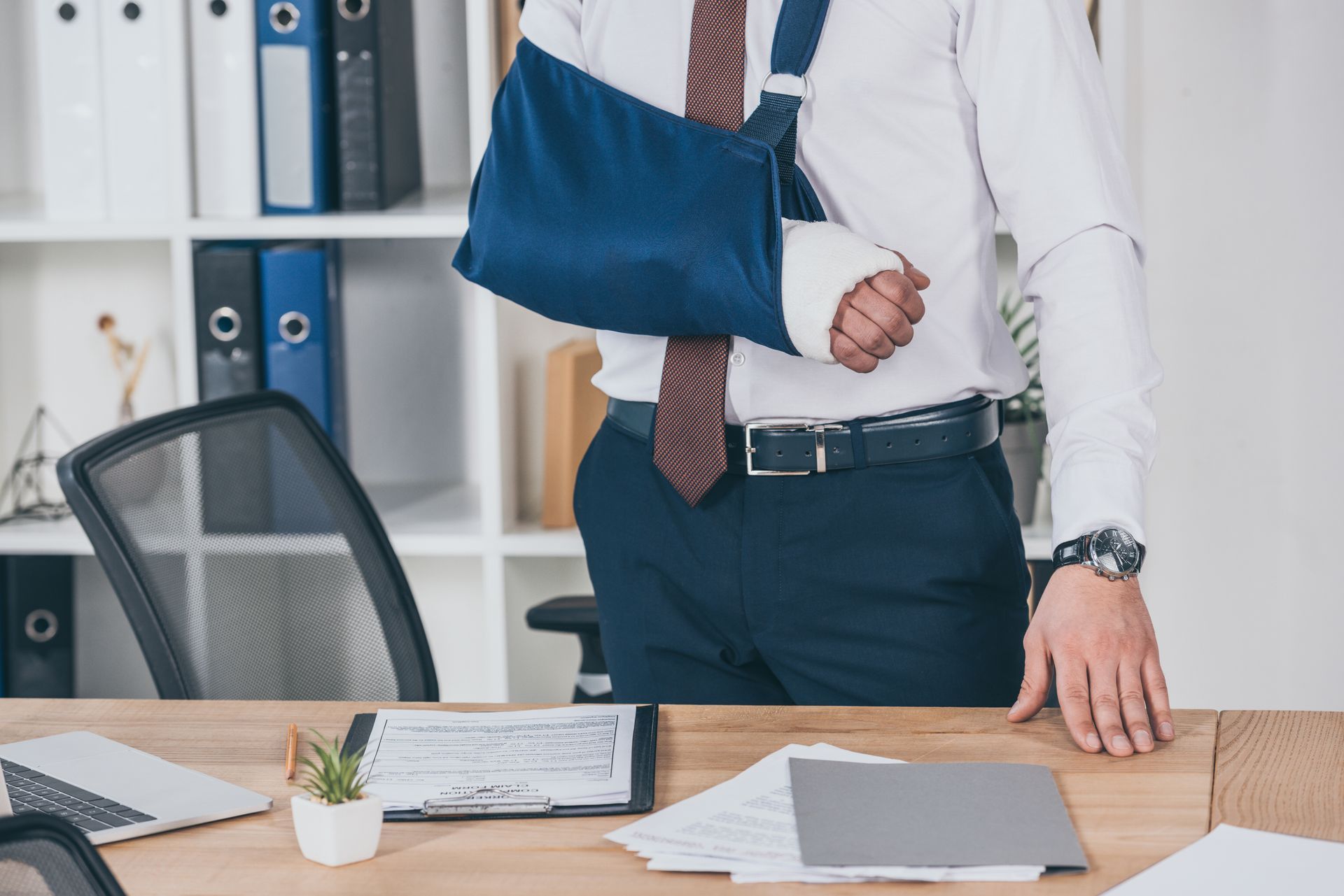 Homme blessé au bras