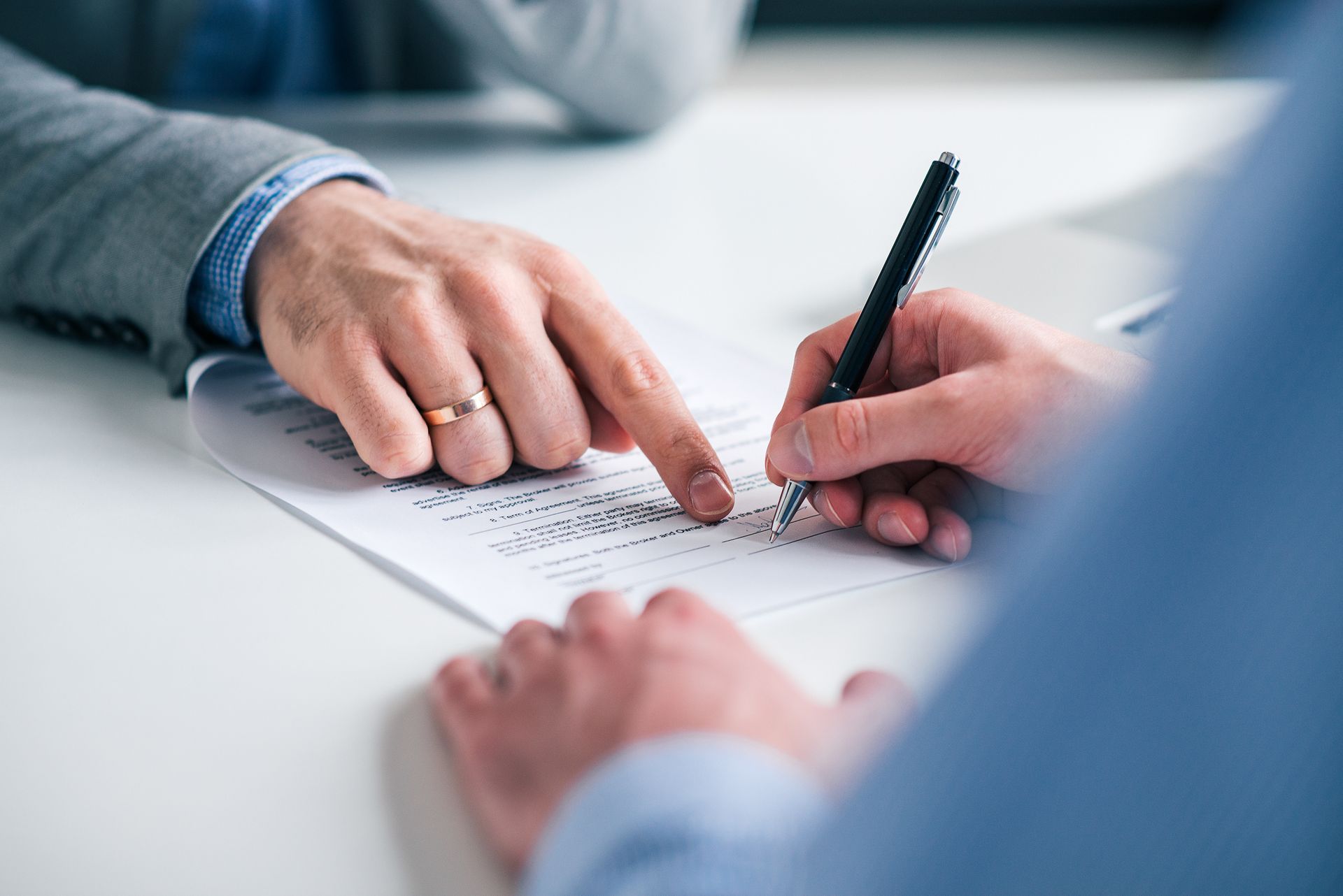 Deux bonshommes dans deux maisons