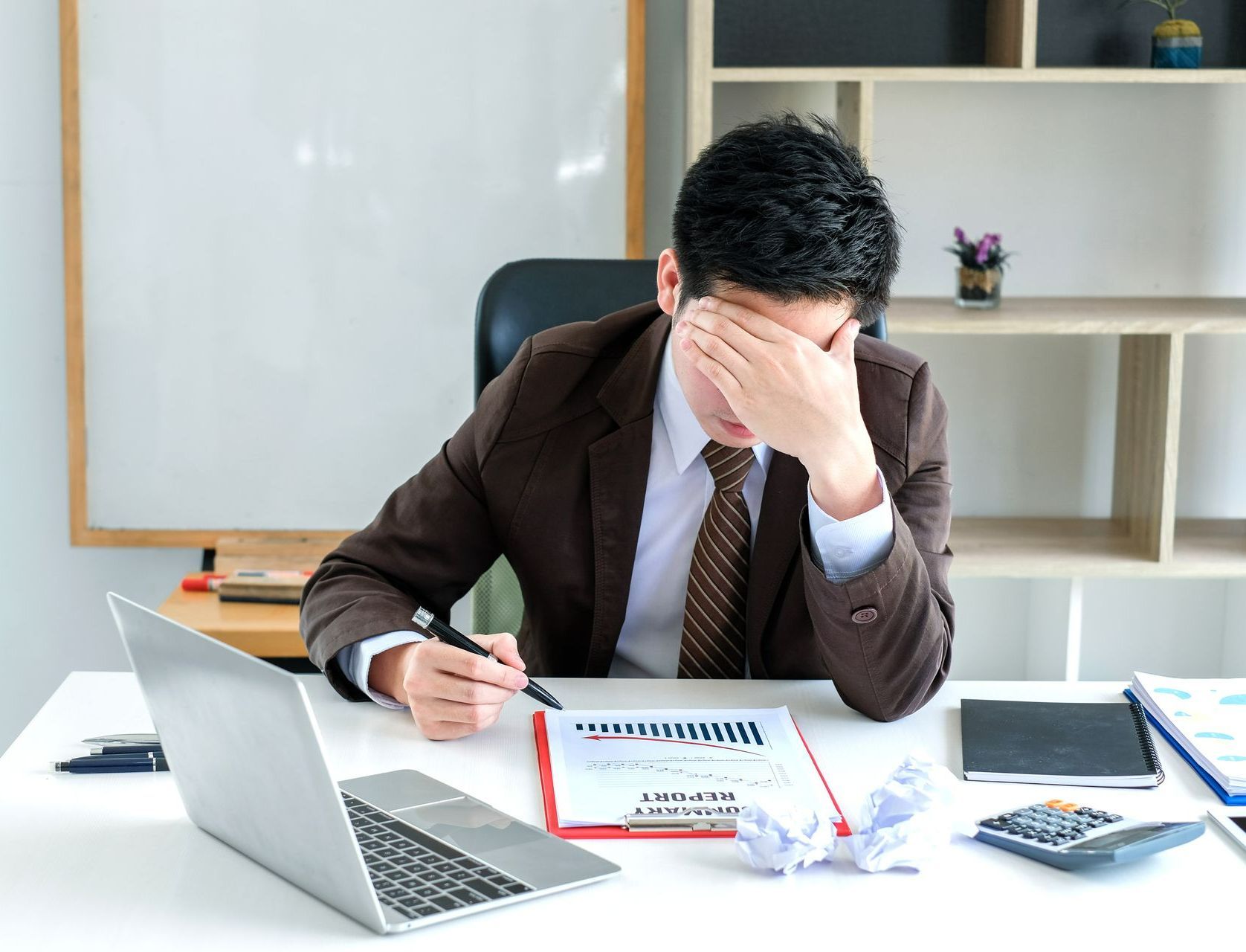 Deux personnes discutant devant un ordinateur
