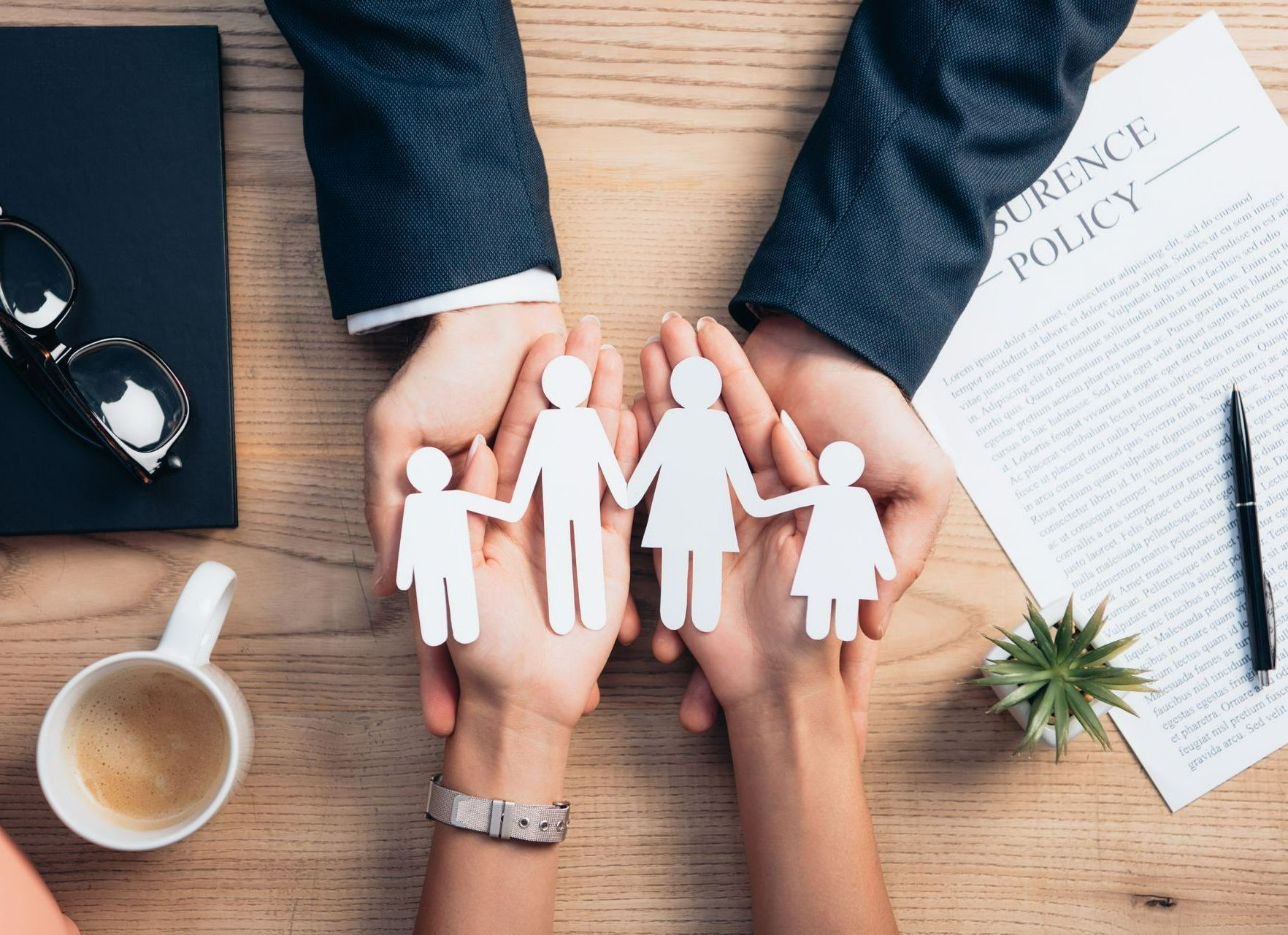 Famille en papier dans des mains