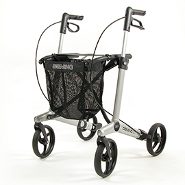 Silberner und schwarzer Rollator mit Netzkorb und vier Rädern, zur Unterstützung der Mobilität konzipiert.