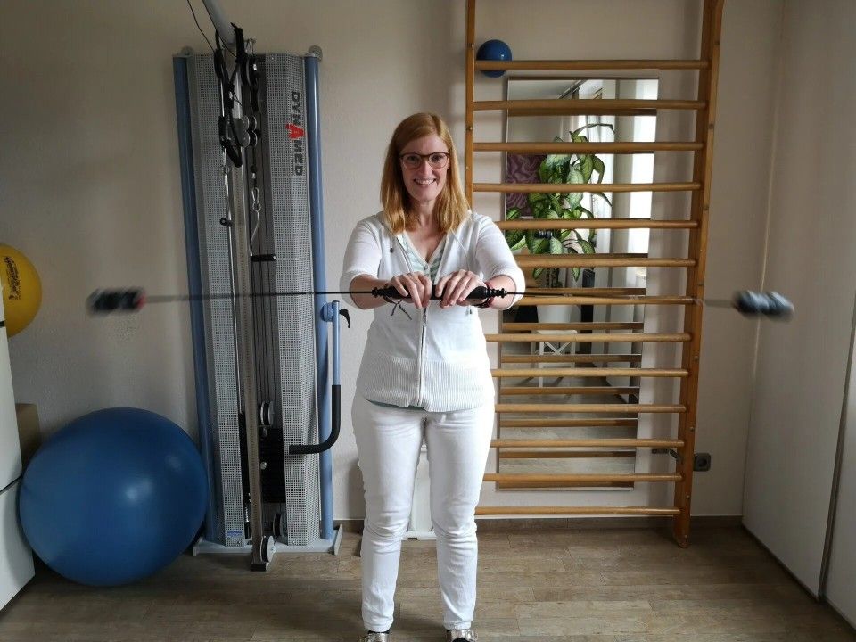 Cornelia Baltus im Übungsraum, Baltus Cornelia Physikalische Therapie Zucchet