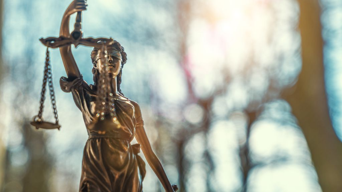 Une statue en bronze tenant une balance