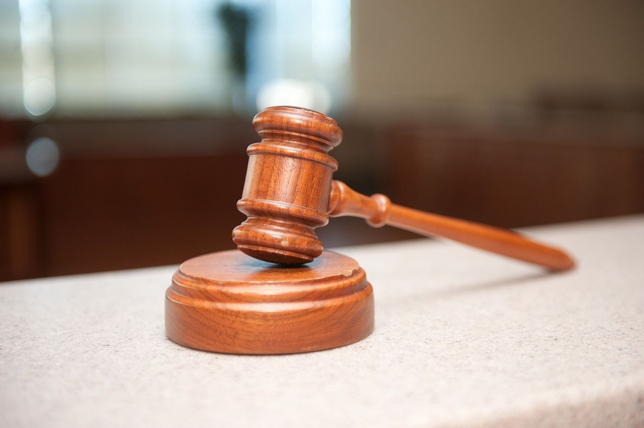 Un maillet en bois posé sur un socle