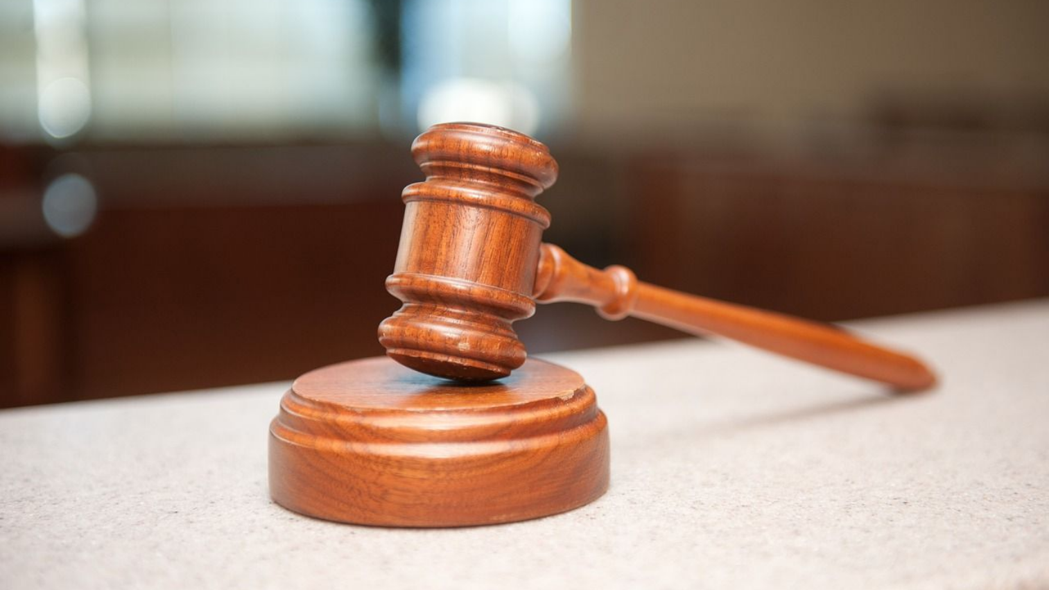 Un maillet en bois sur un socle marron