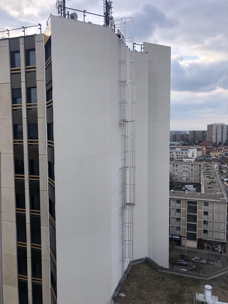 Une échelle à crinoline de 18 mètres.