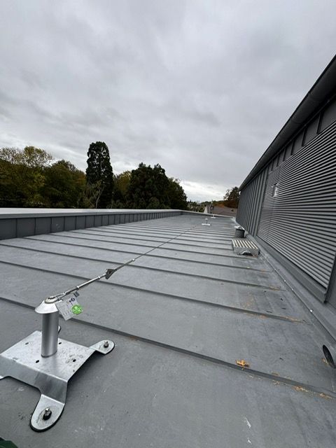 Une ligne de vie sur une toiture industrielle.