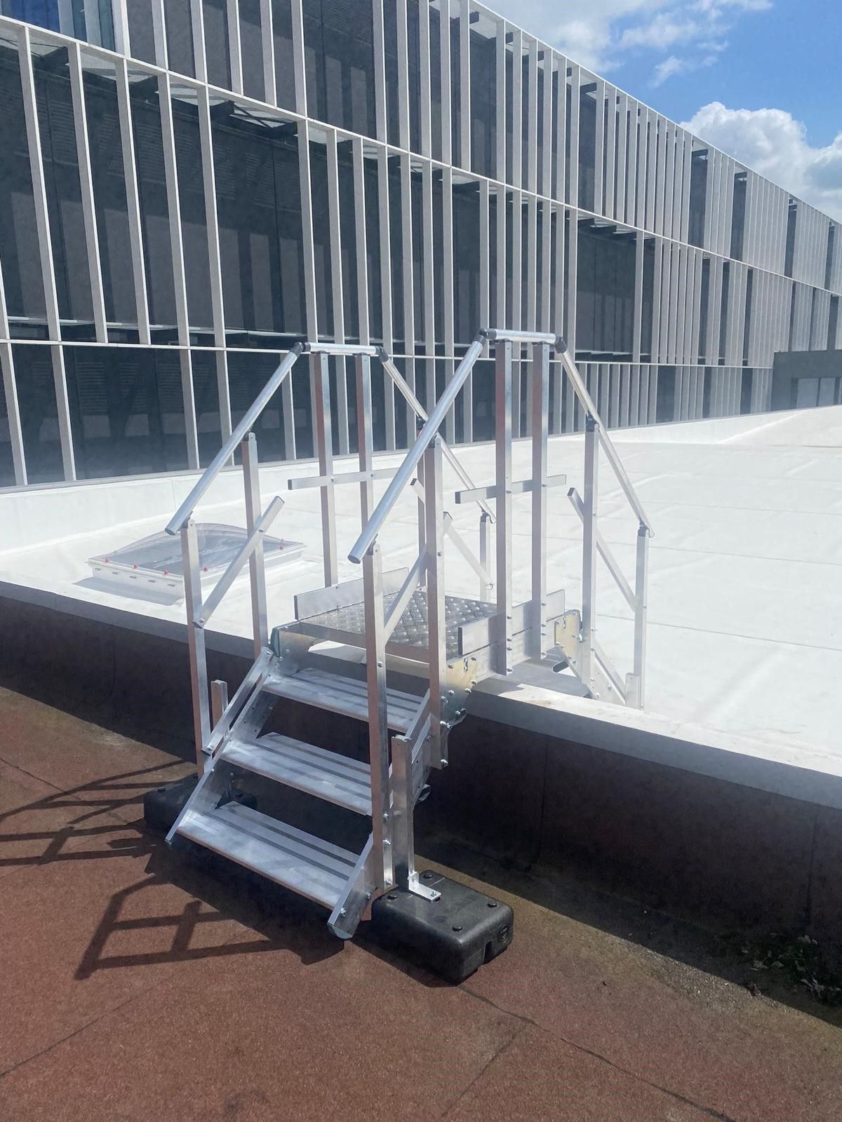 Un saut-de-loup par-dessus un muret.