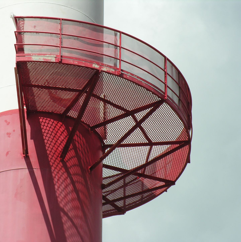 Une plateforme rouge.