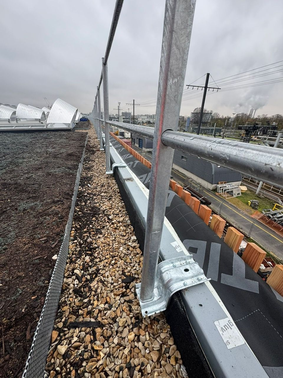 Un garde-corps en acier.