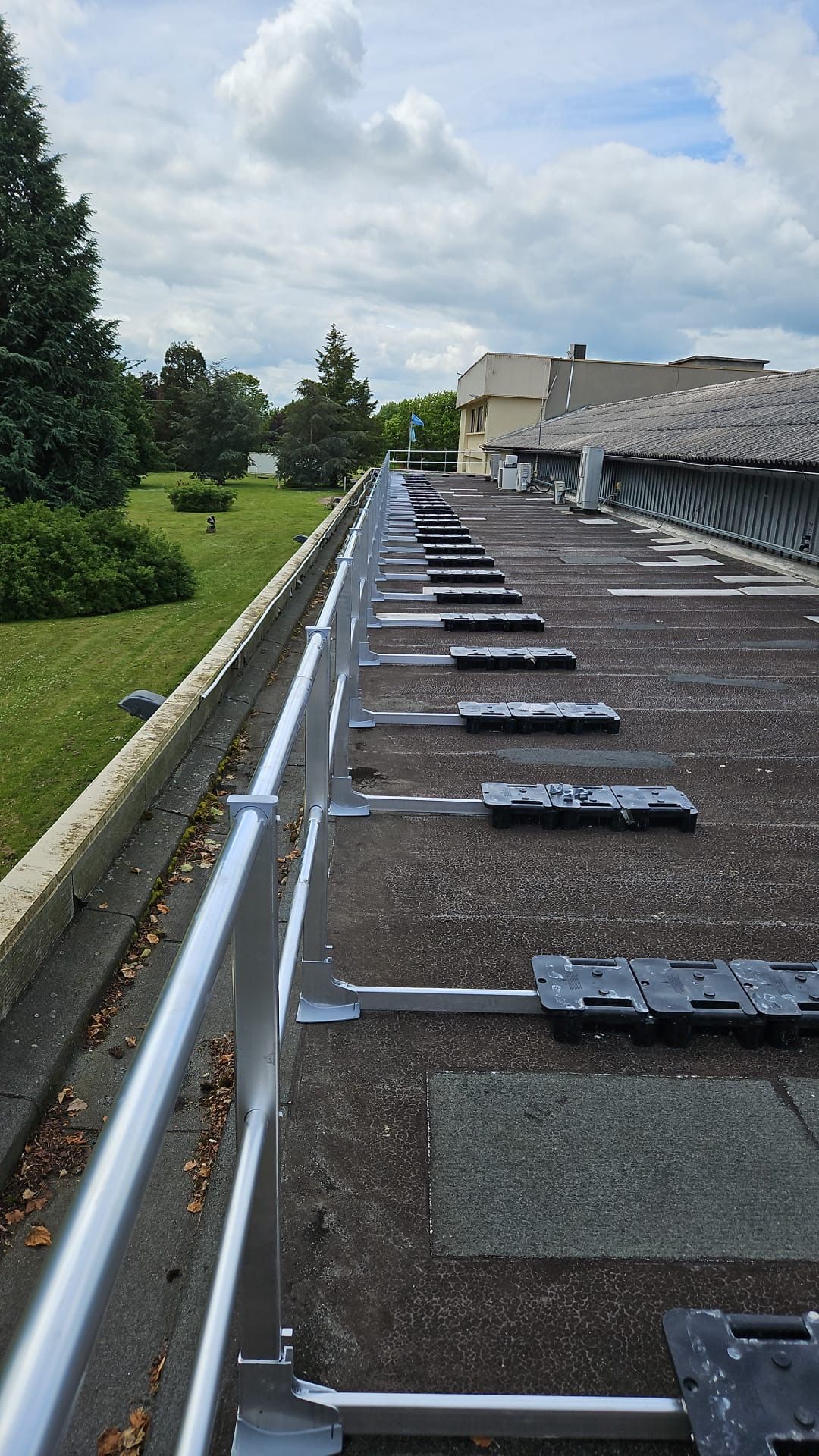 Un garde-corps et la pelouse.