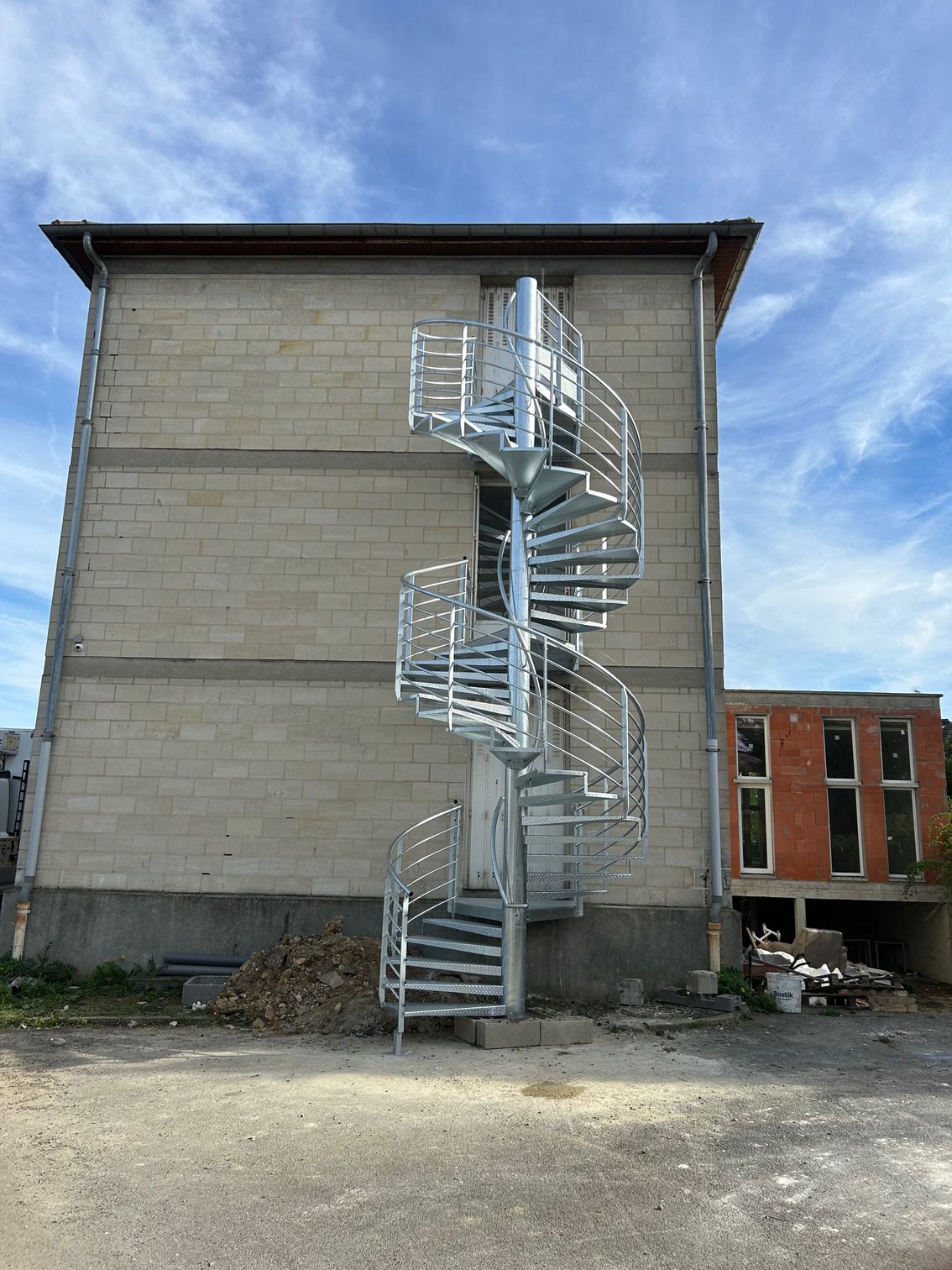 Un escalier industriel en colimaçon.
