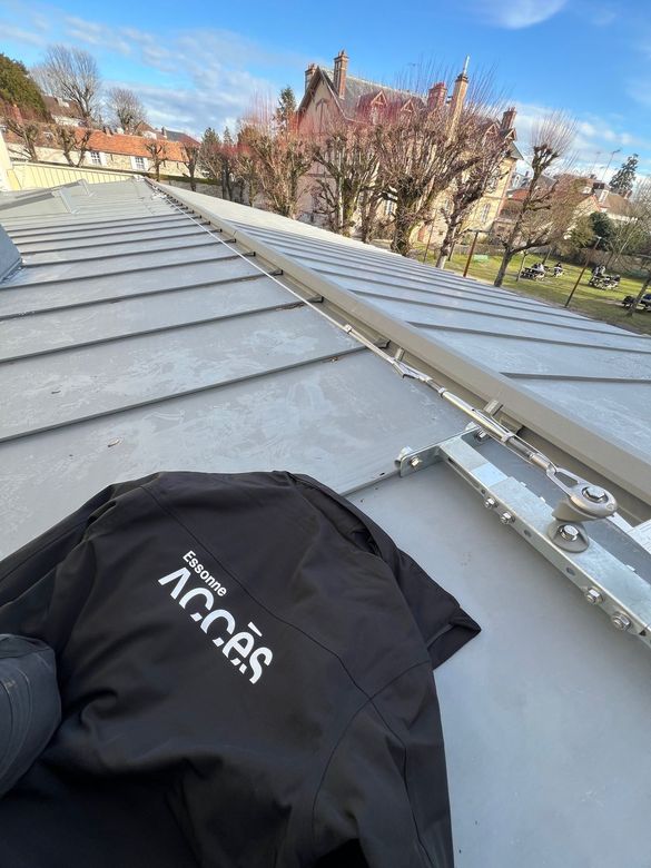 Un vêtement noir sur une toiture.