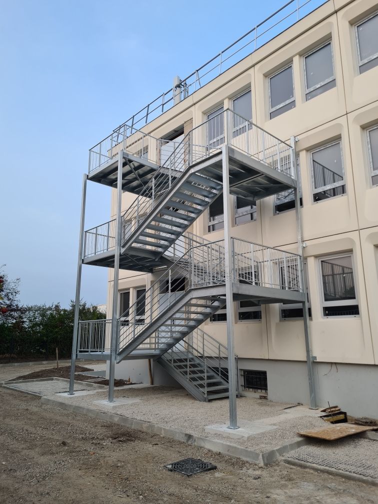 Un escalier de secours sur un bâtiment à deux étages.