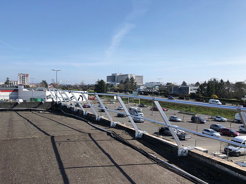 Un garde-corps et le ciel bleu.