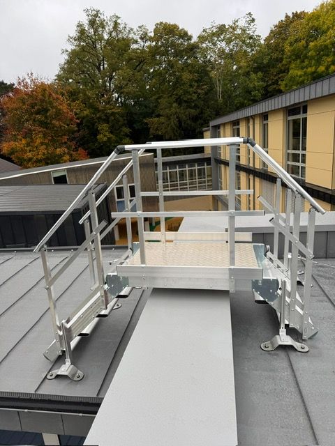 Un saut-de-loup et un bâtiment jaune.