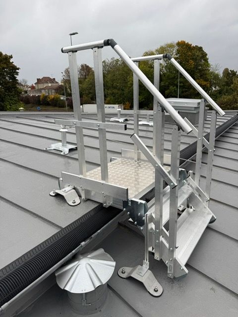 Un saut-de-loup pour passer une marche.