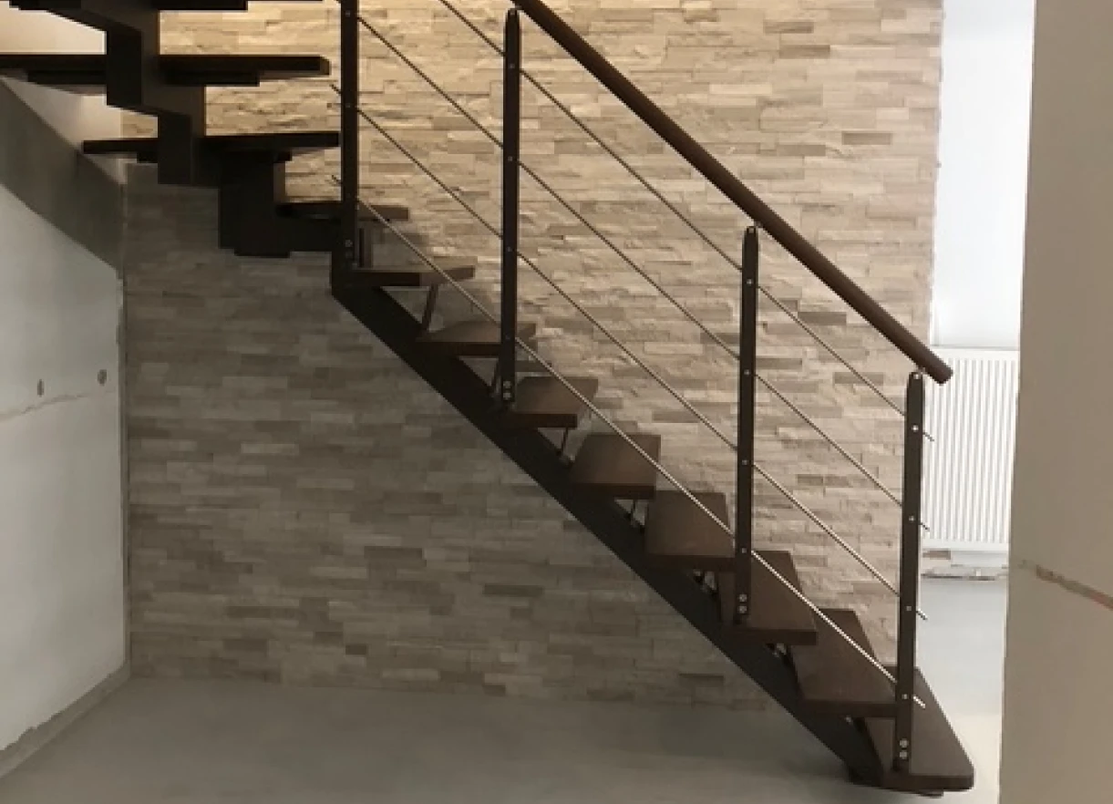 Un escalier d'intérieur noir.