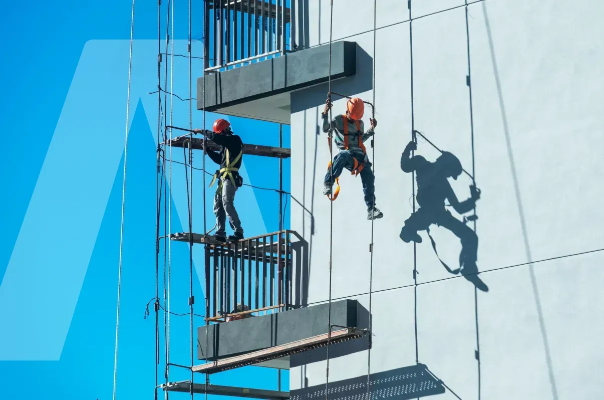 Deux professionnels équipés de harnais.