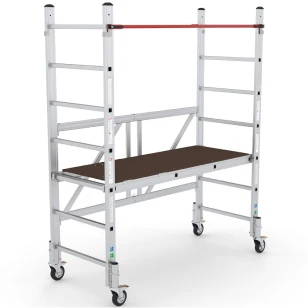 Un petit échafaudage roulant.