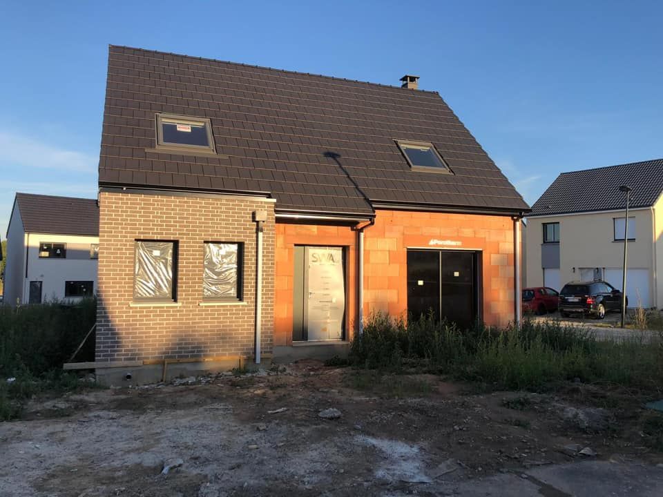 L'extérieur d'une maison en travaux.